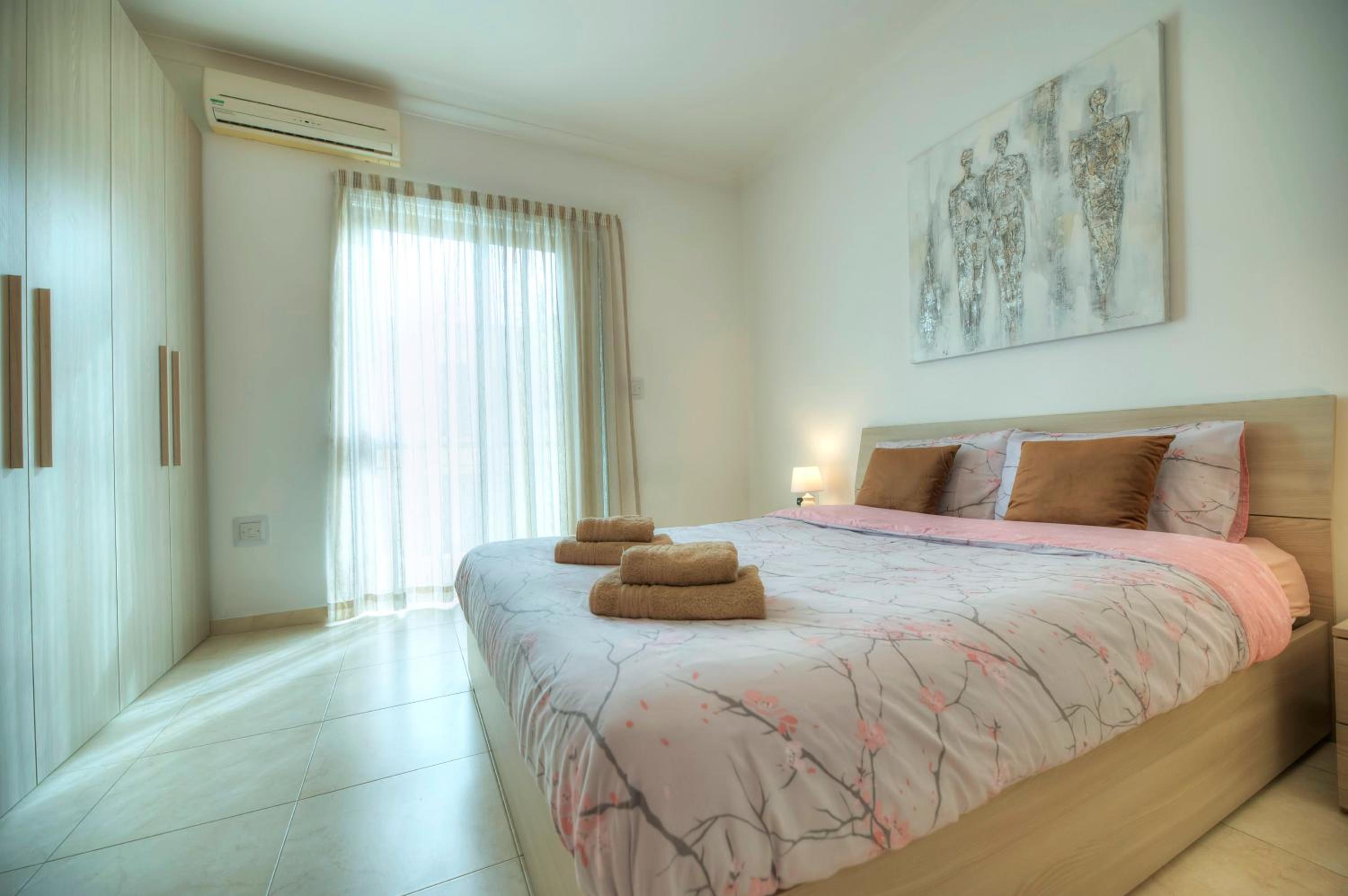 Modern 3BR Stylish & Spacious Apartment - Close to Sliema Promenade view 4