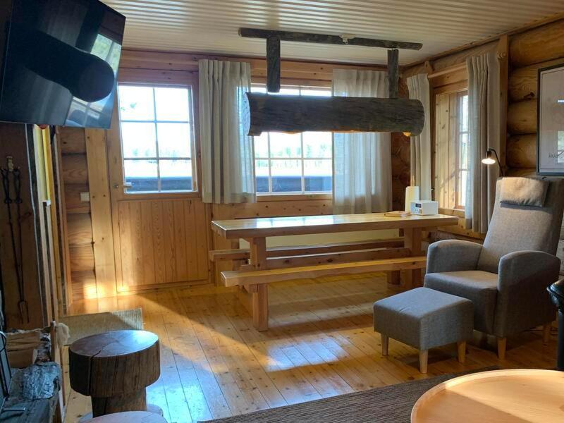 Ruska 2, Ylläs, Äkäslompolo, Lapland - Log Cabin with Lake and Fell Scenery view 2