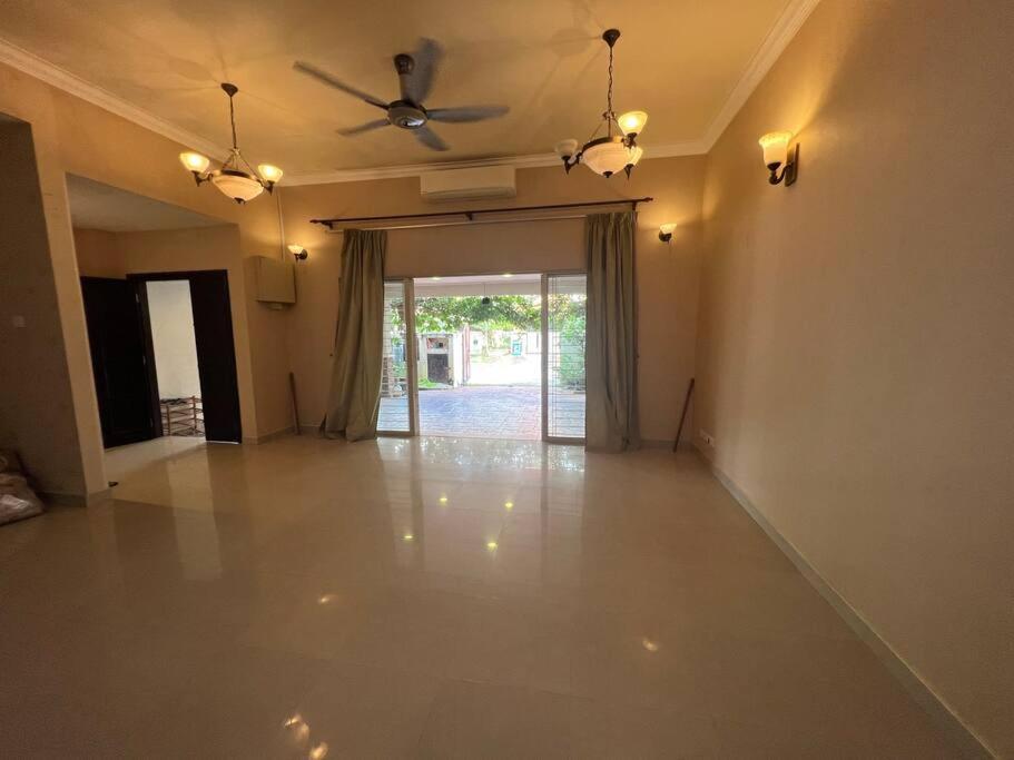Big House for Family in Bukit Jelutong, Shah Alam photo 1