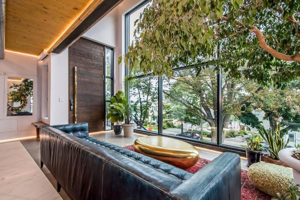 Sunrise View - Spa-Inspired Guestroom, Halifax Rooftop Home