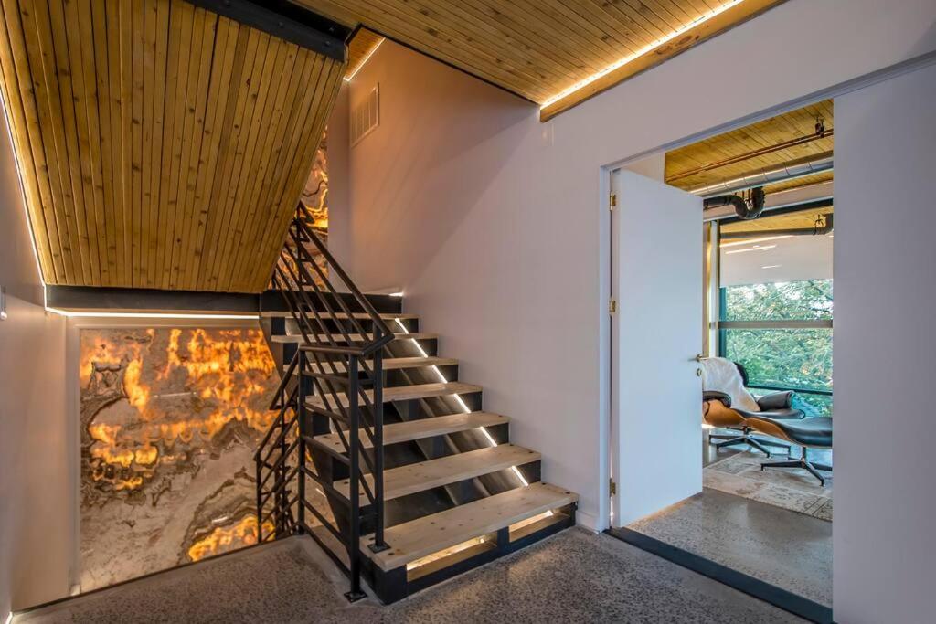 Sunrise View - Spa-Inspired Guestroom, Halifax Rooftop Home