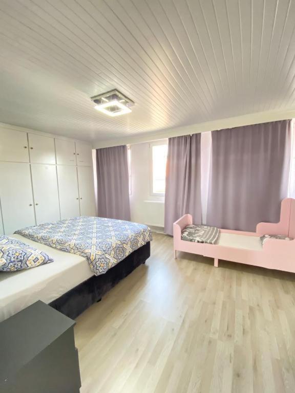 Big Sunset 2 Bedroom House with a Garden
