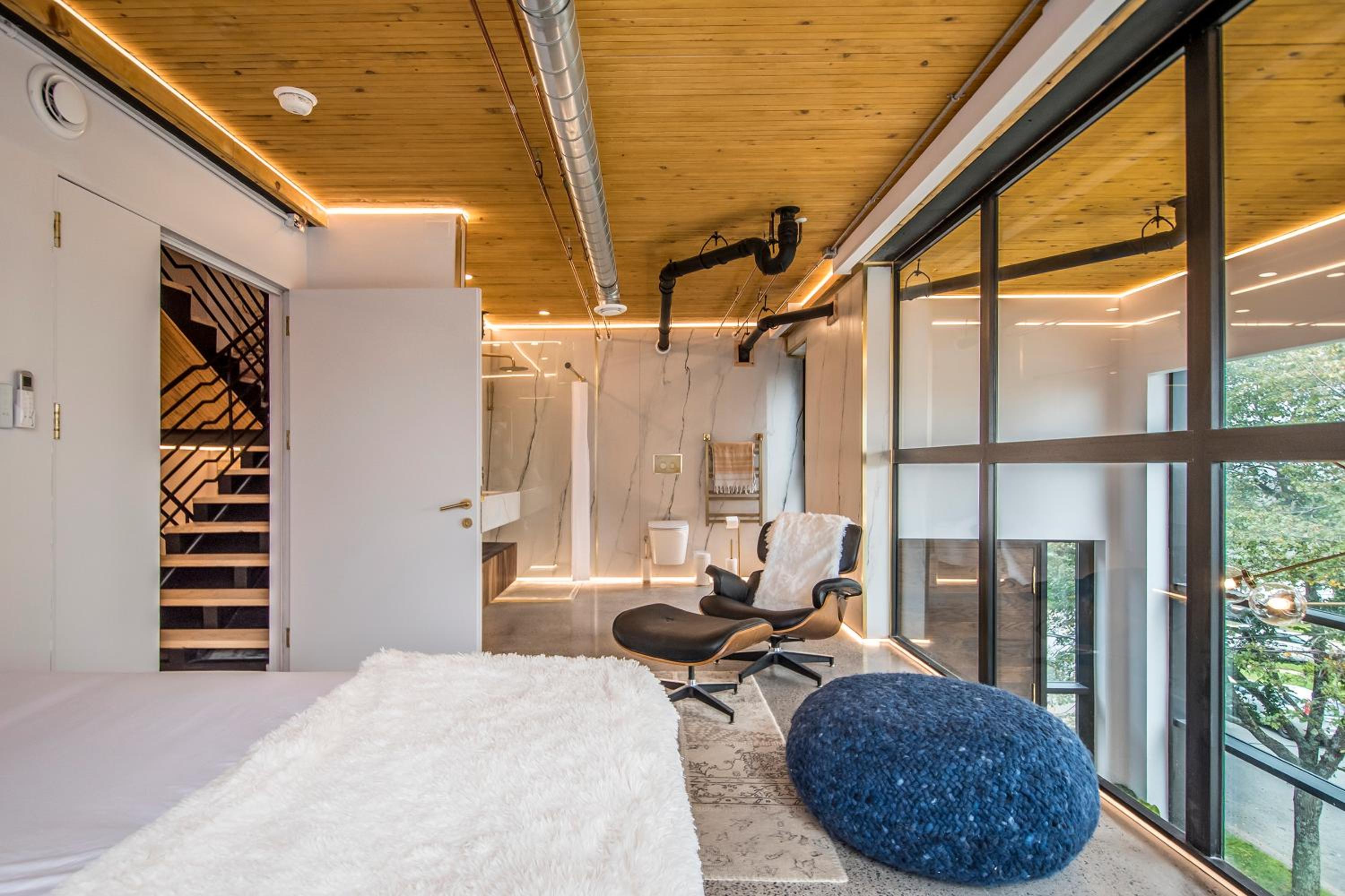 Sunrise View - Spa-Inspired Guestroom, Halifax Rooftop Home