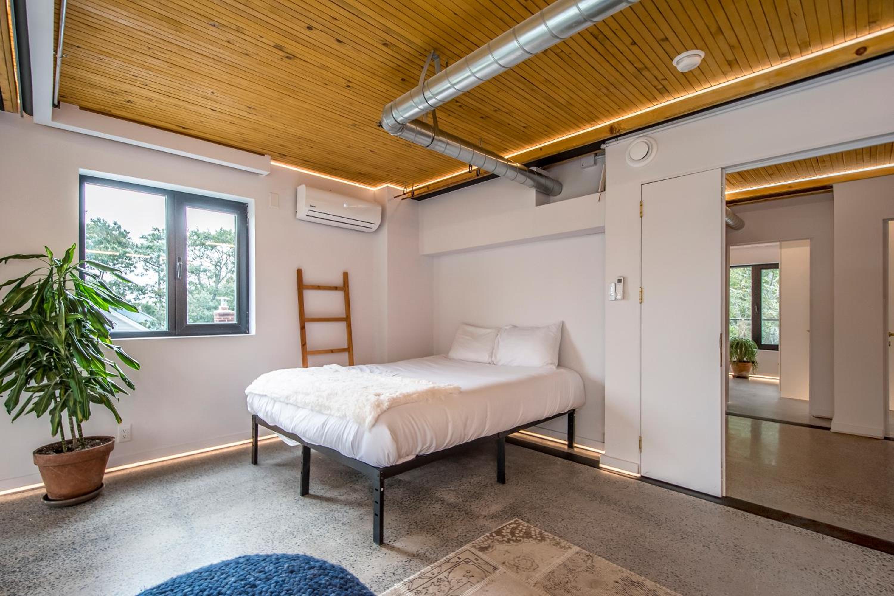 Sunrise View - Spa-Inspired Guestroom, Halifax Rooftop Home