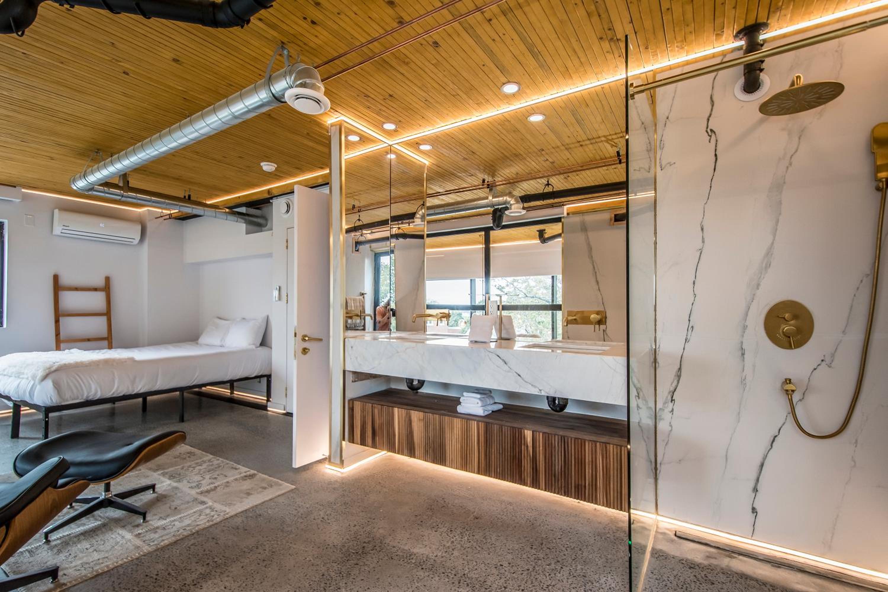 Sunrise View - Spa-Inspired Guestroom, Halifax Rooftop Home