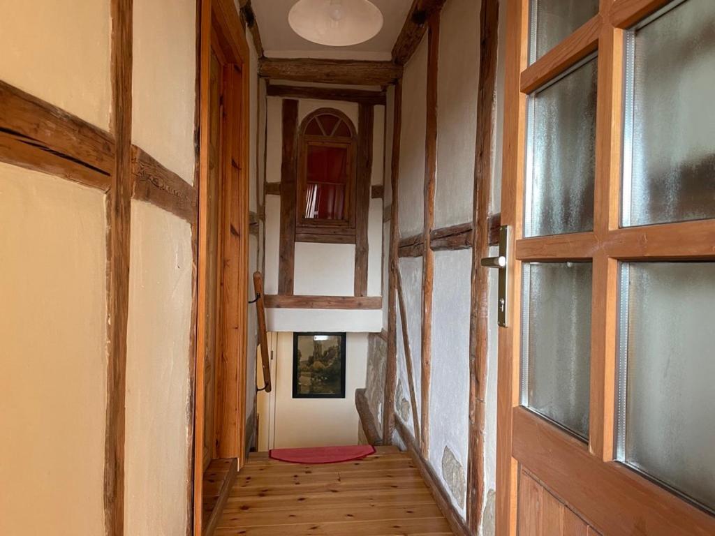 Mittelalterdomizil mit Balkon und Parkplätzen