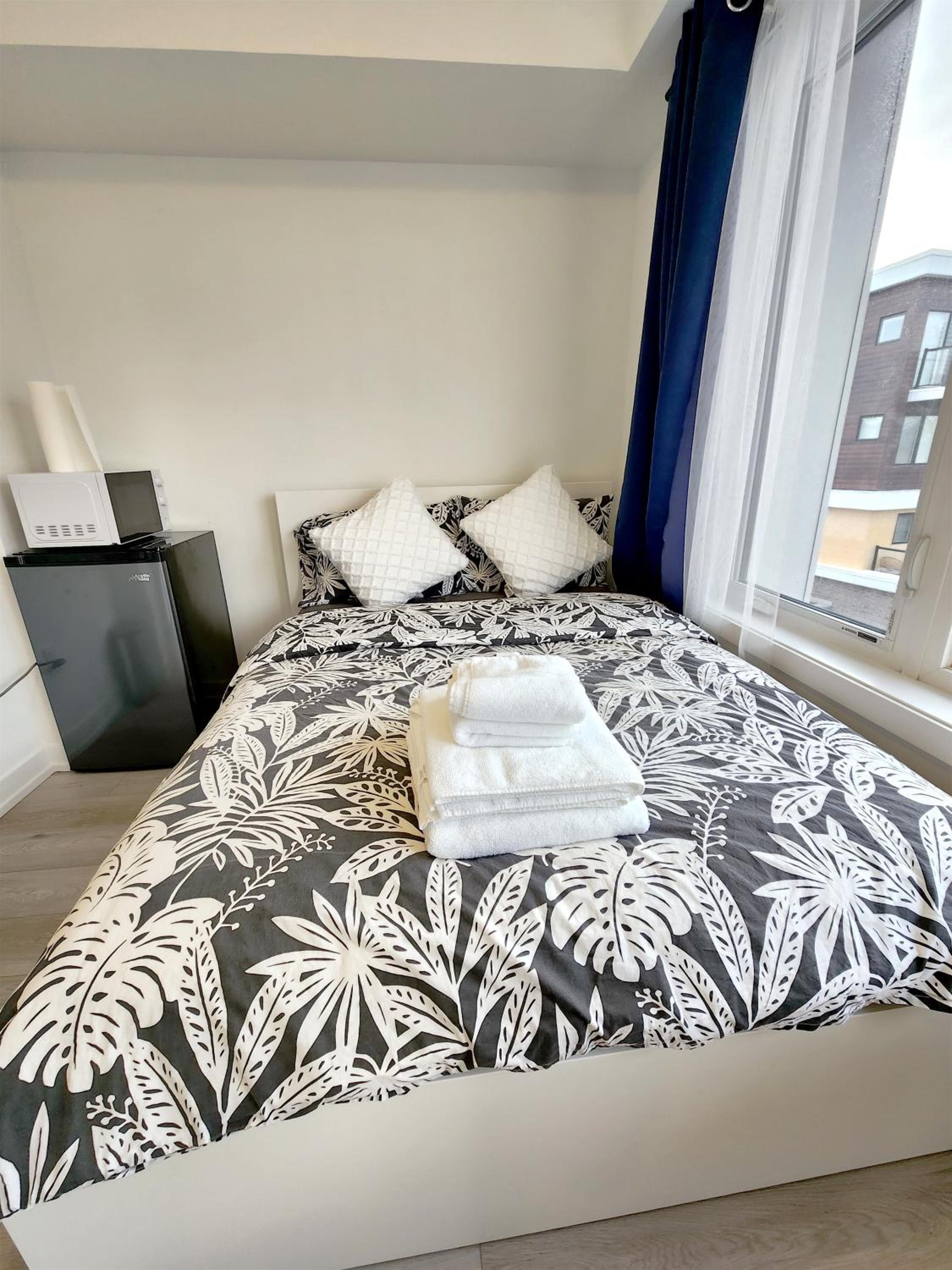 King Bed TV Private Ensuite Retreat Bathroom or Economical Double Bed Room
