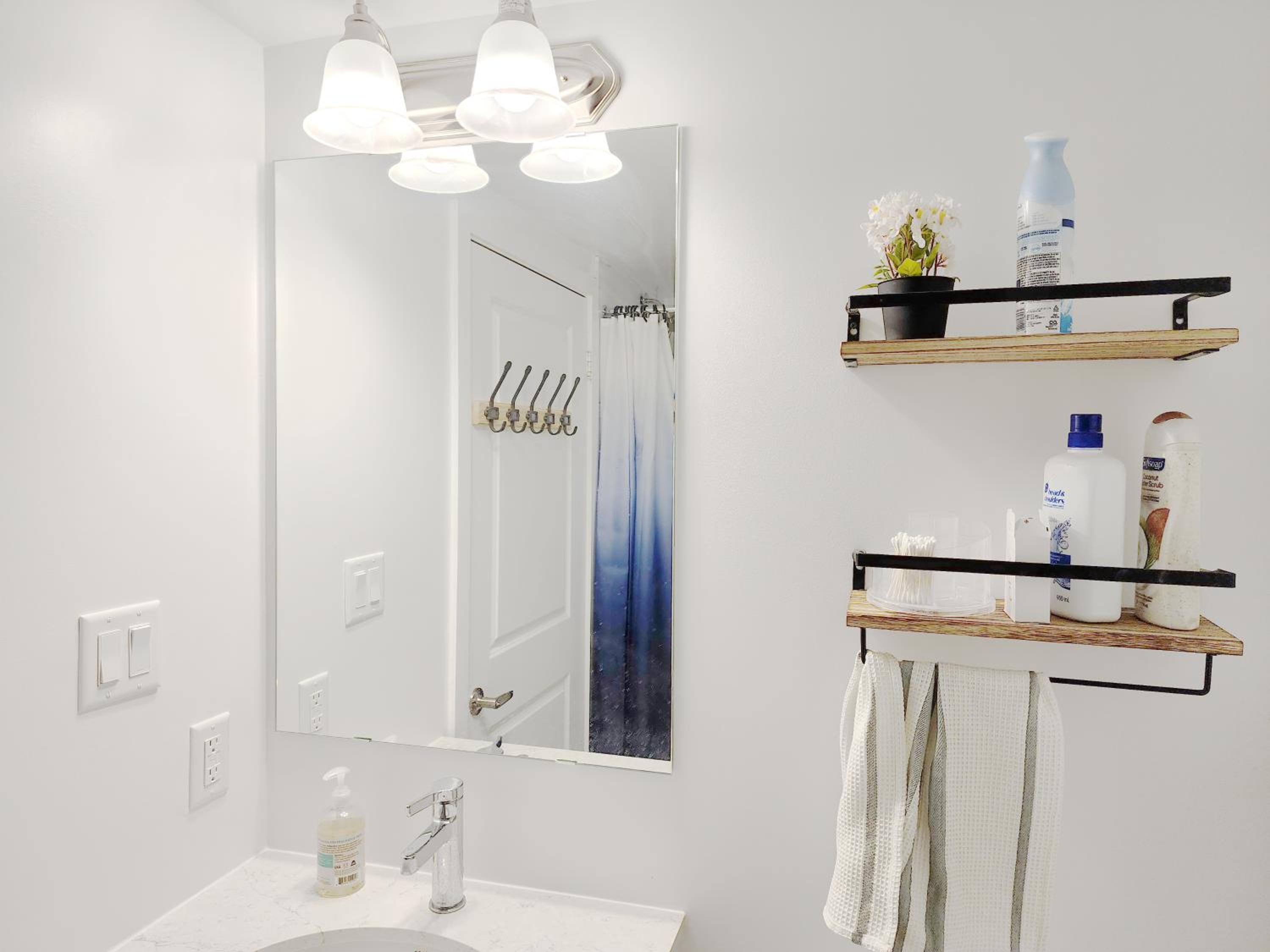 King Bed TV Private Ensuite Retreat Bathroom or Economical Double Bed Room