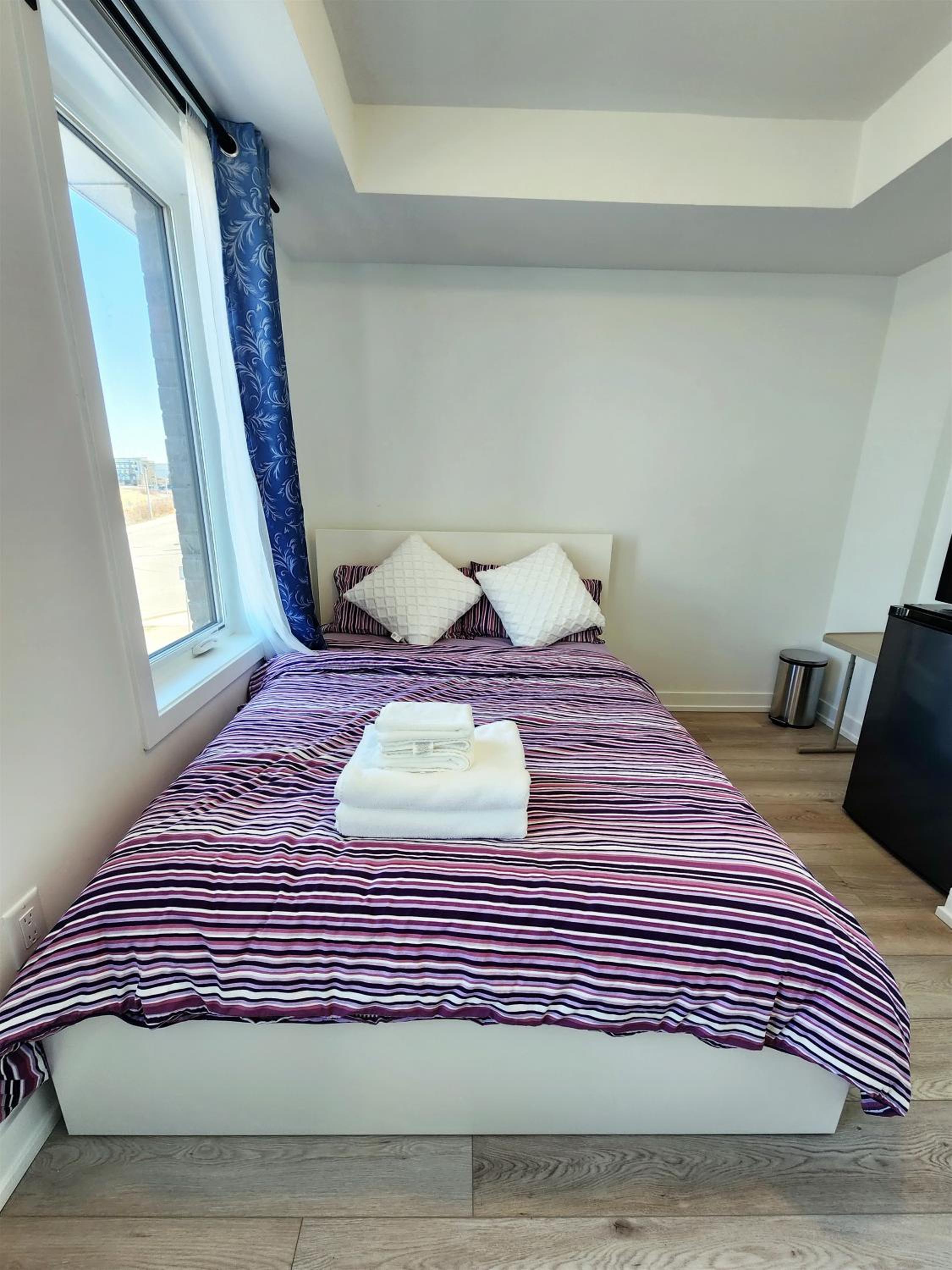 King Bed TV Private Ensuite Retreat Bathroom or Economical Double Bed Room