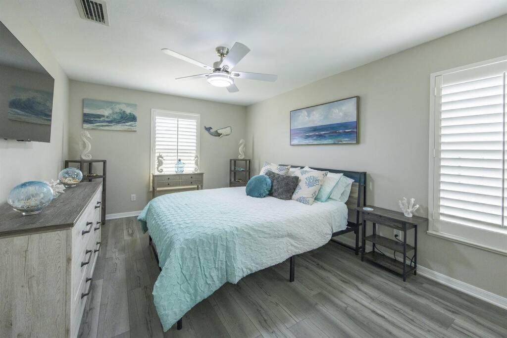 Capri Charm Remodeled Oasis w/ Heated Pool-Kayaks view 3