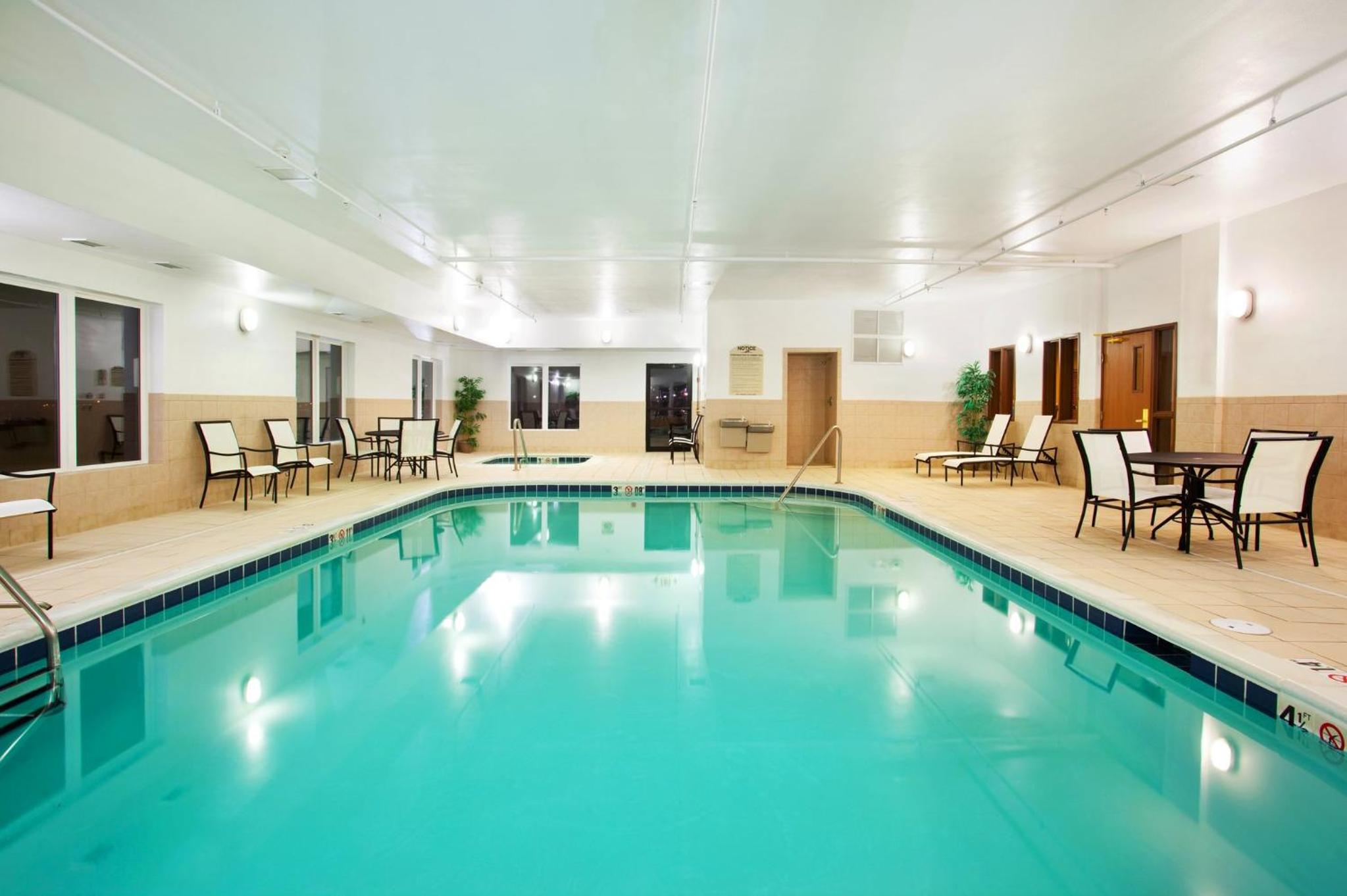 Mattoon Vacations - Holiday Inn Express Hotel  Suites Mattoon, an IHG Hotel - Property Image 4