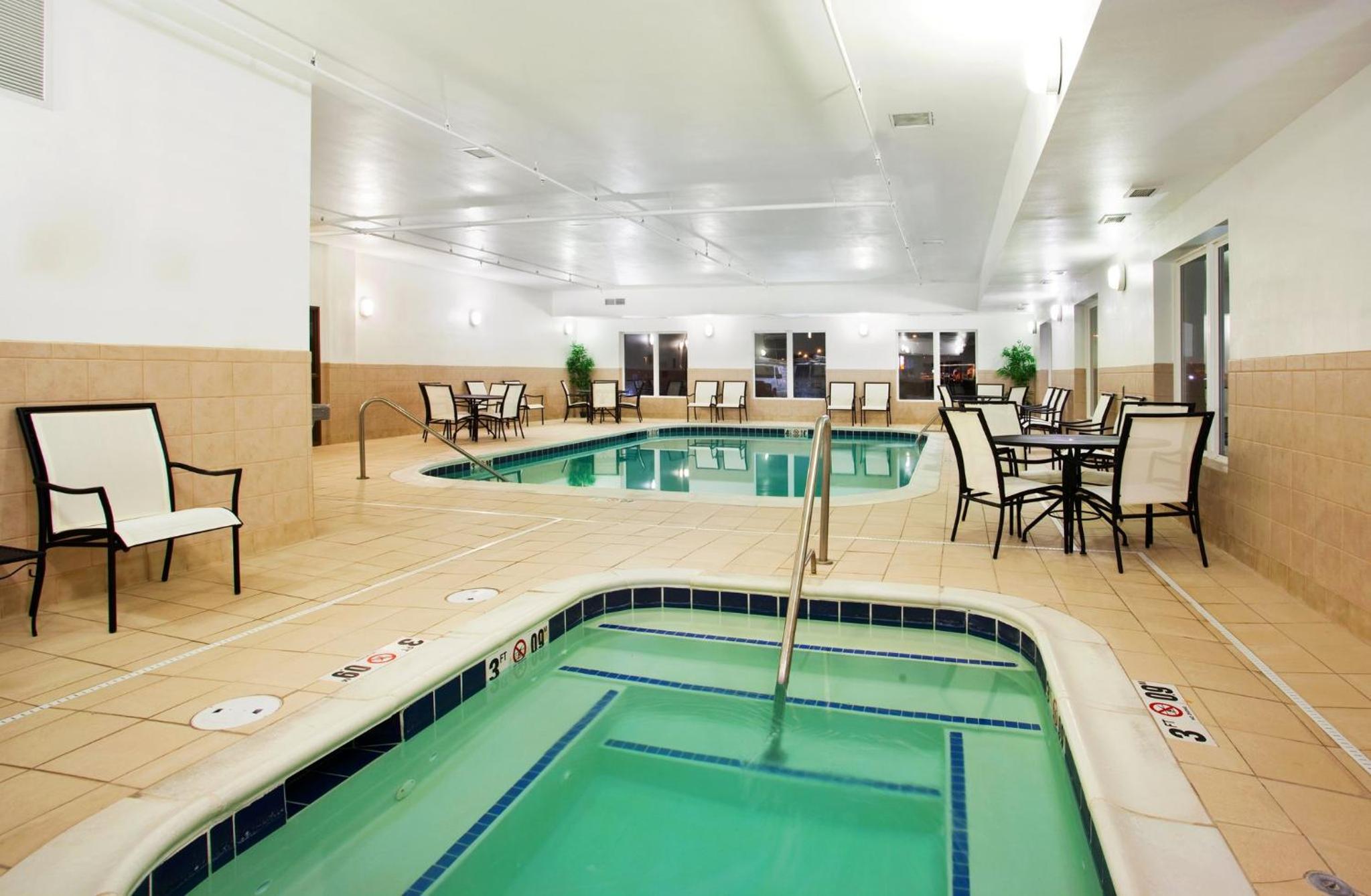 Mattoon Vacations - Holiday Inn Express Hotel  Suites Mattoon, an IHG Hotel - Property Image 1