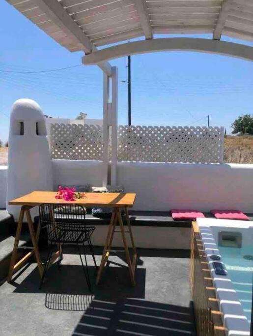 Jaccuzzi Romantic Suite in Firostefani,sea view! photo 2