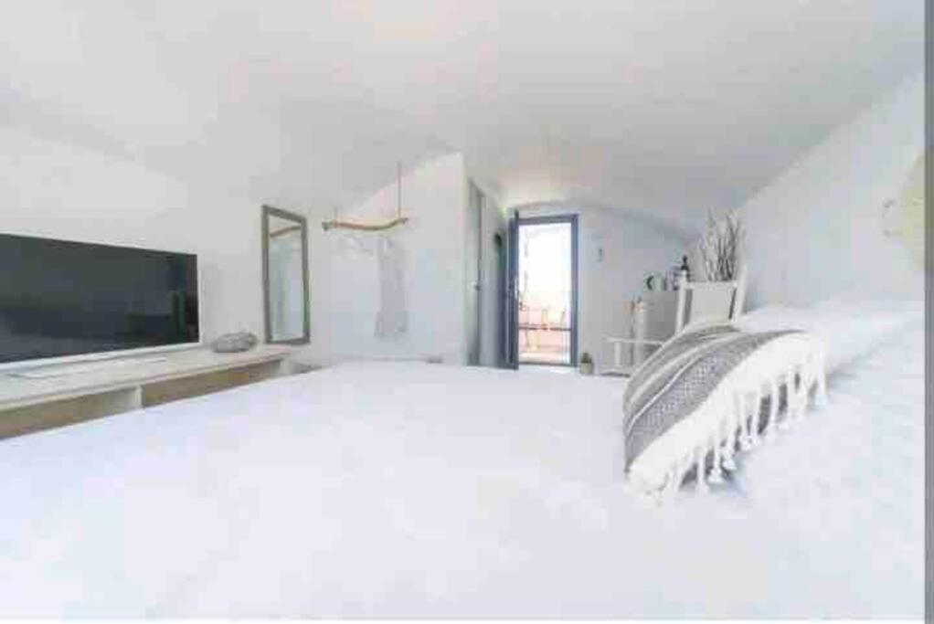 Jaccuzzi Romantic Suite in Firostefani,sea view! photo 4