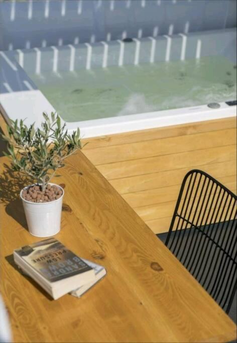 Jaccuzzi Romantic Suite in Firostefani,sea view! view 5