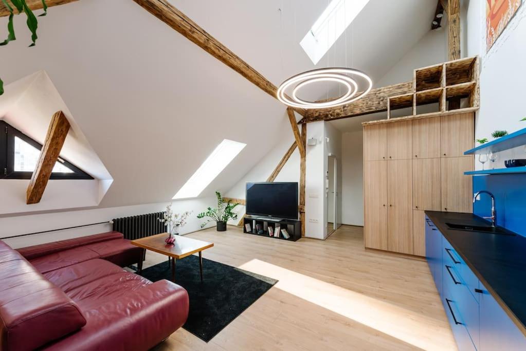 Stadium side rooftop maisonette