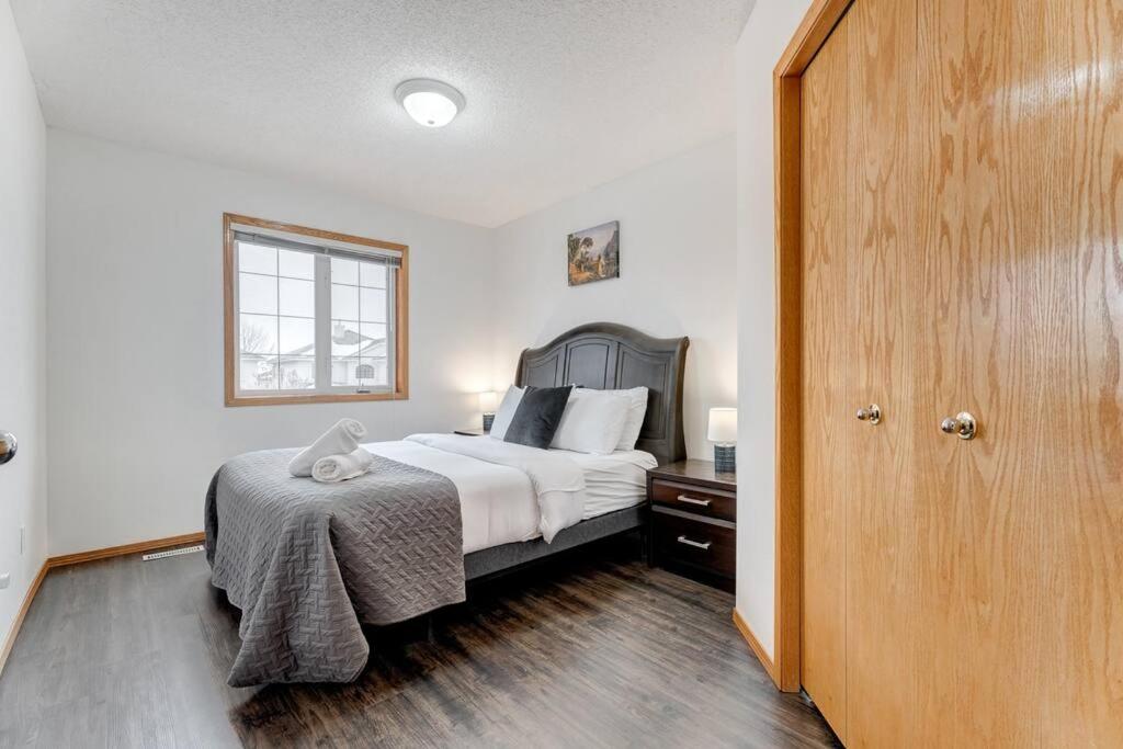 Coral Springs Lakefront Retreat