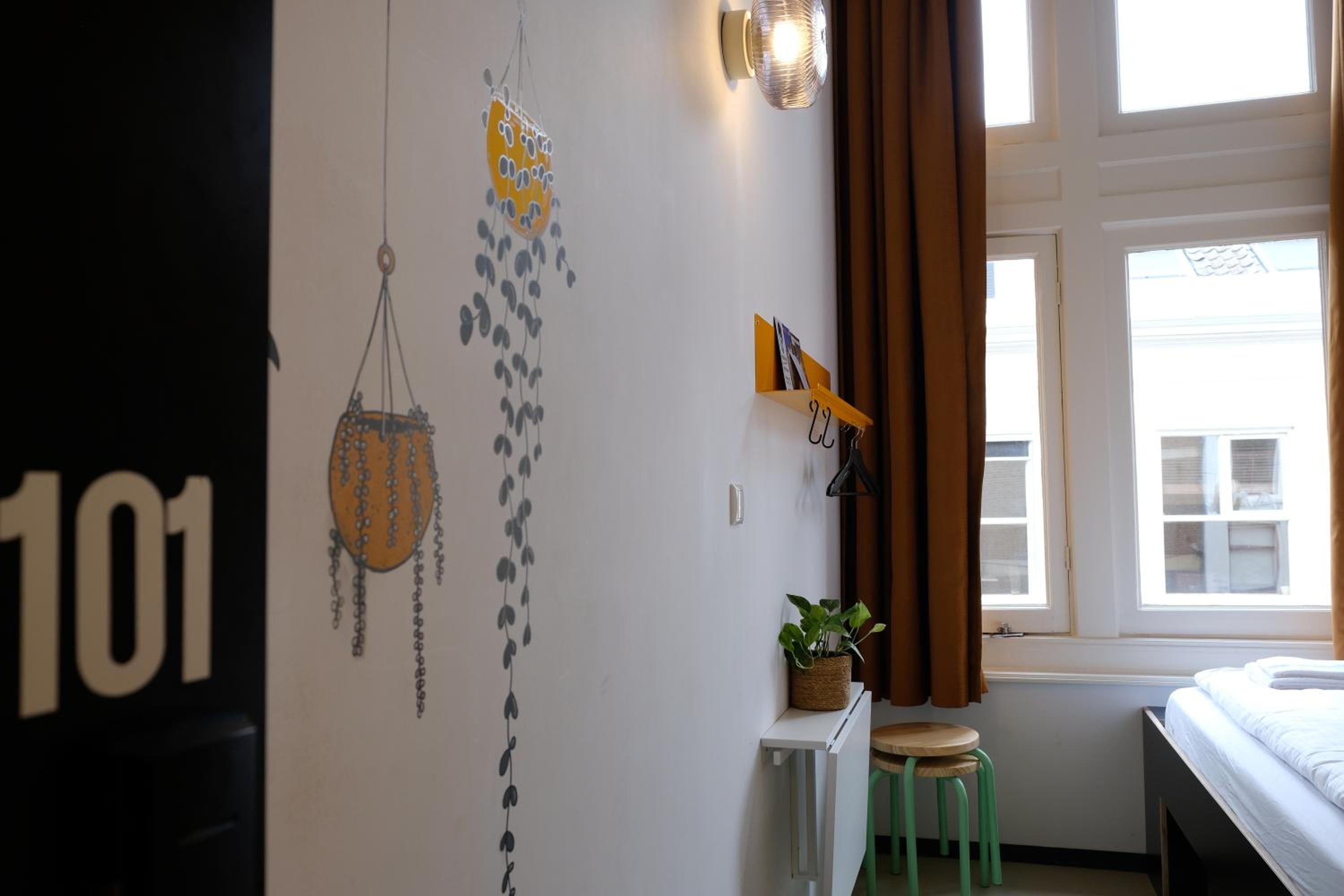 Hostel & Bar De Basis view 3