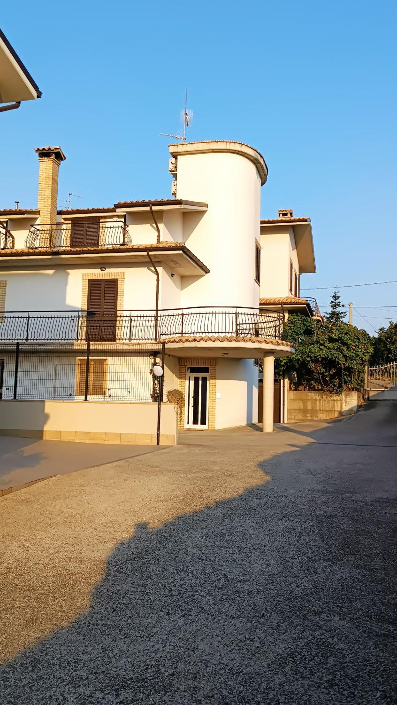 B&B LE LUCI CAMERA IN ATTICO GRAN VISTA interno 4 rose bianche view 2