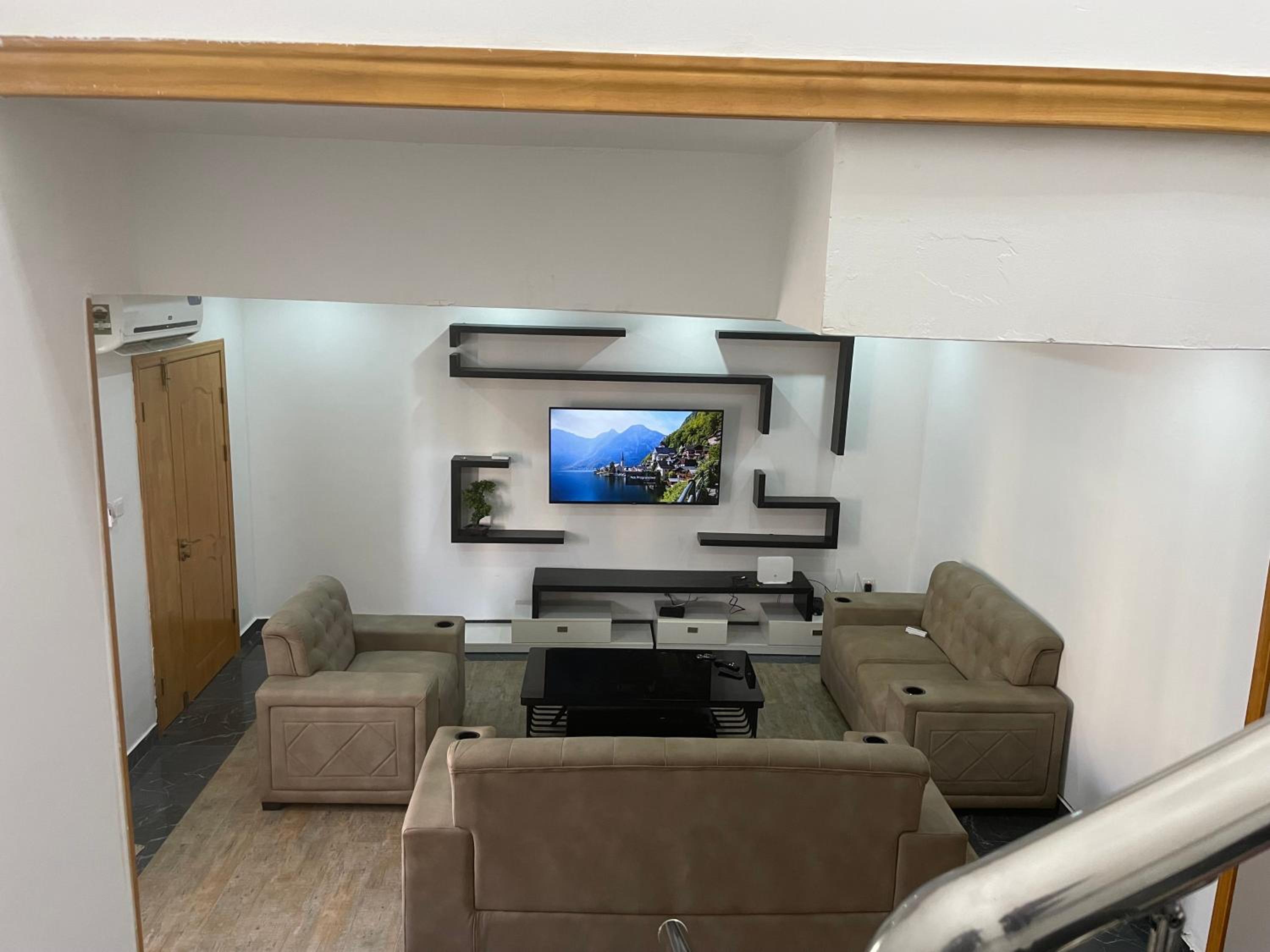 4bdrm City View Townhouse gated community view 5