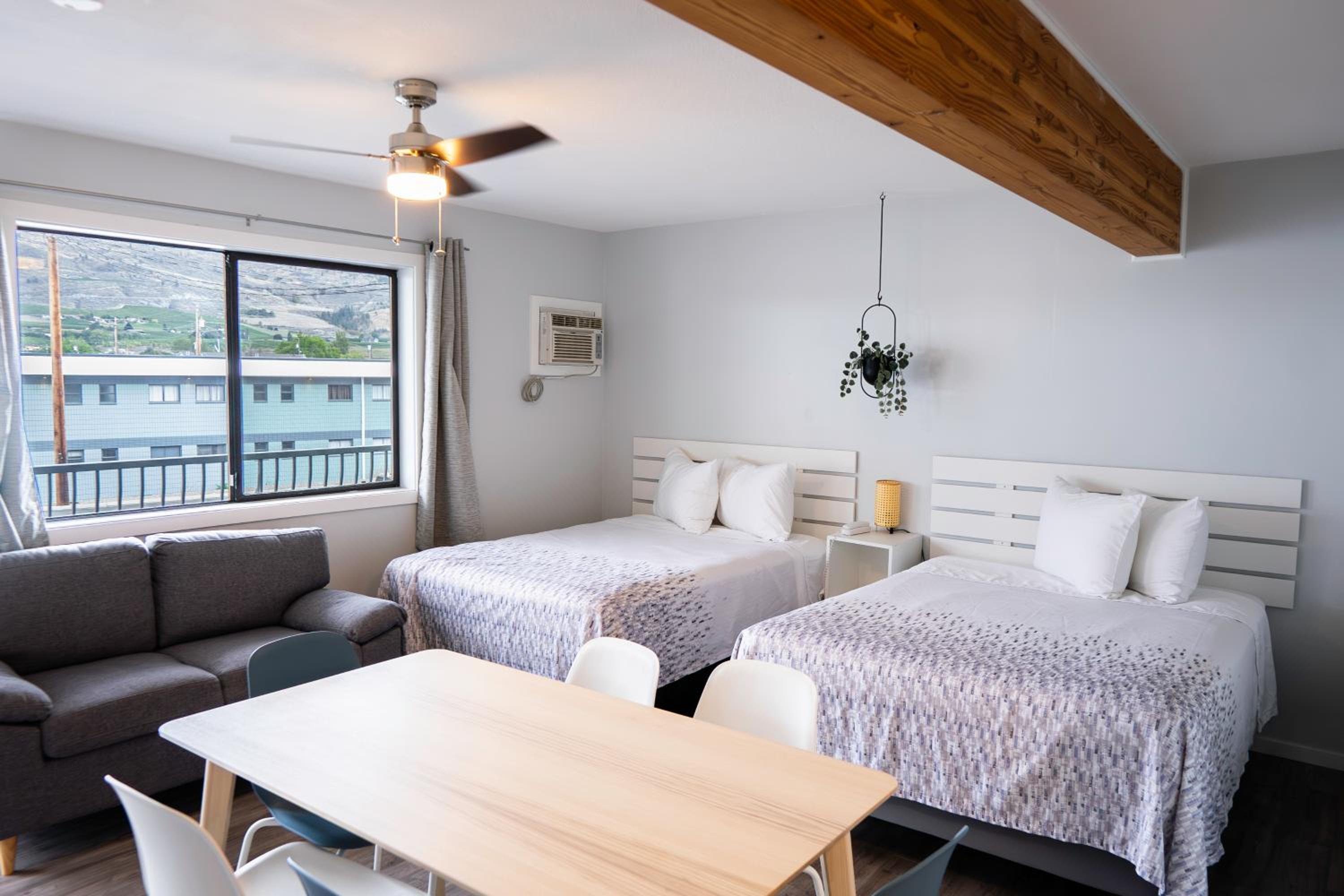Poplars Motel on the lake