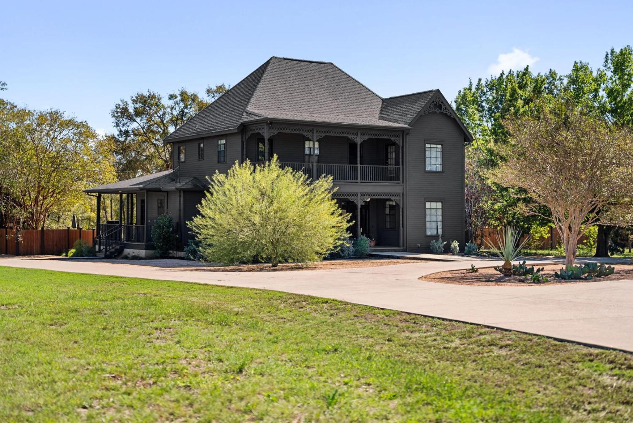 Hot Tub + Fire Pit + Pool + Game Room ~ Guesthouse