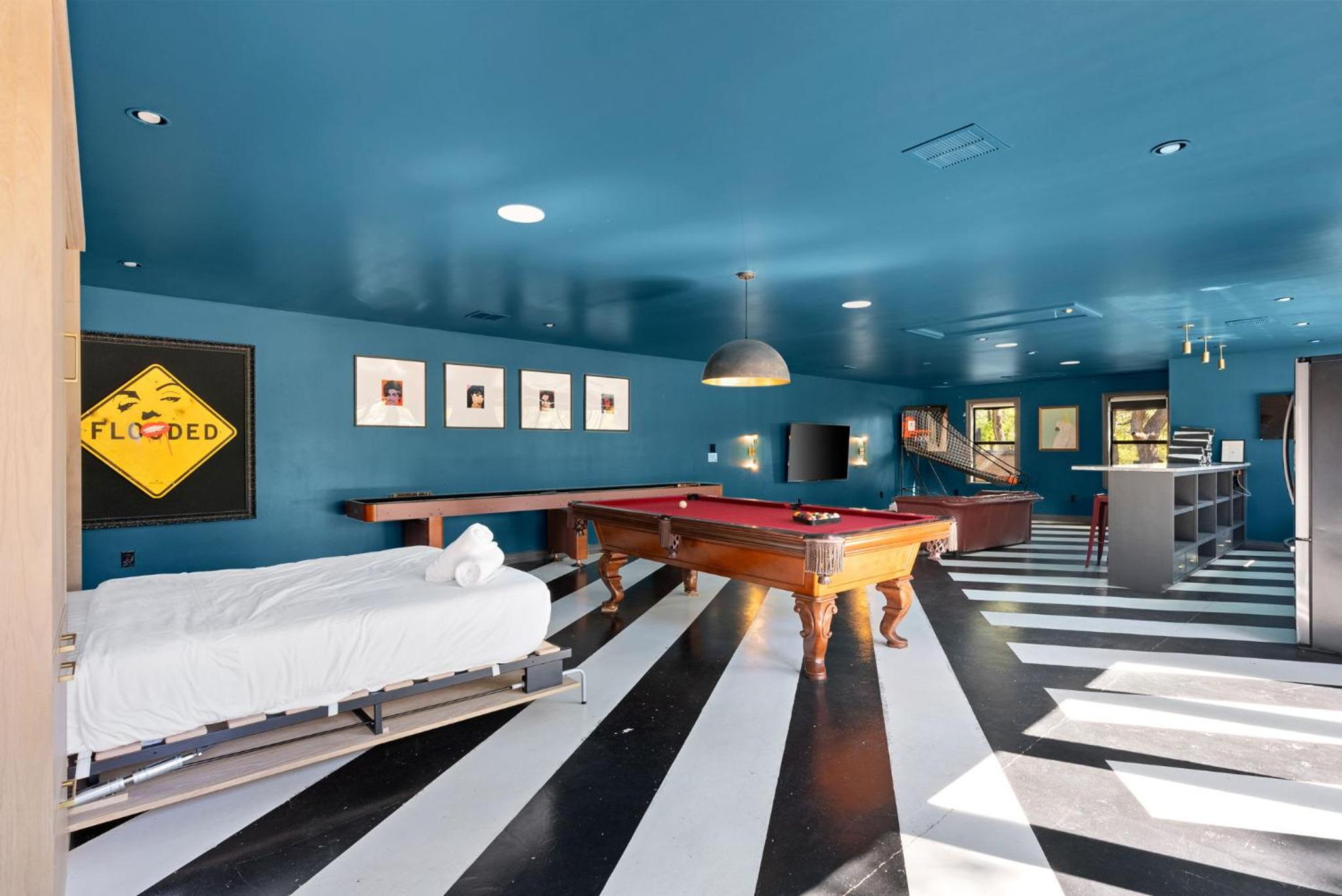 Hot Tub + Fire Pit + Pool + Game Room ~ Guesthouse