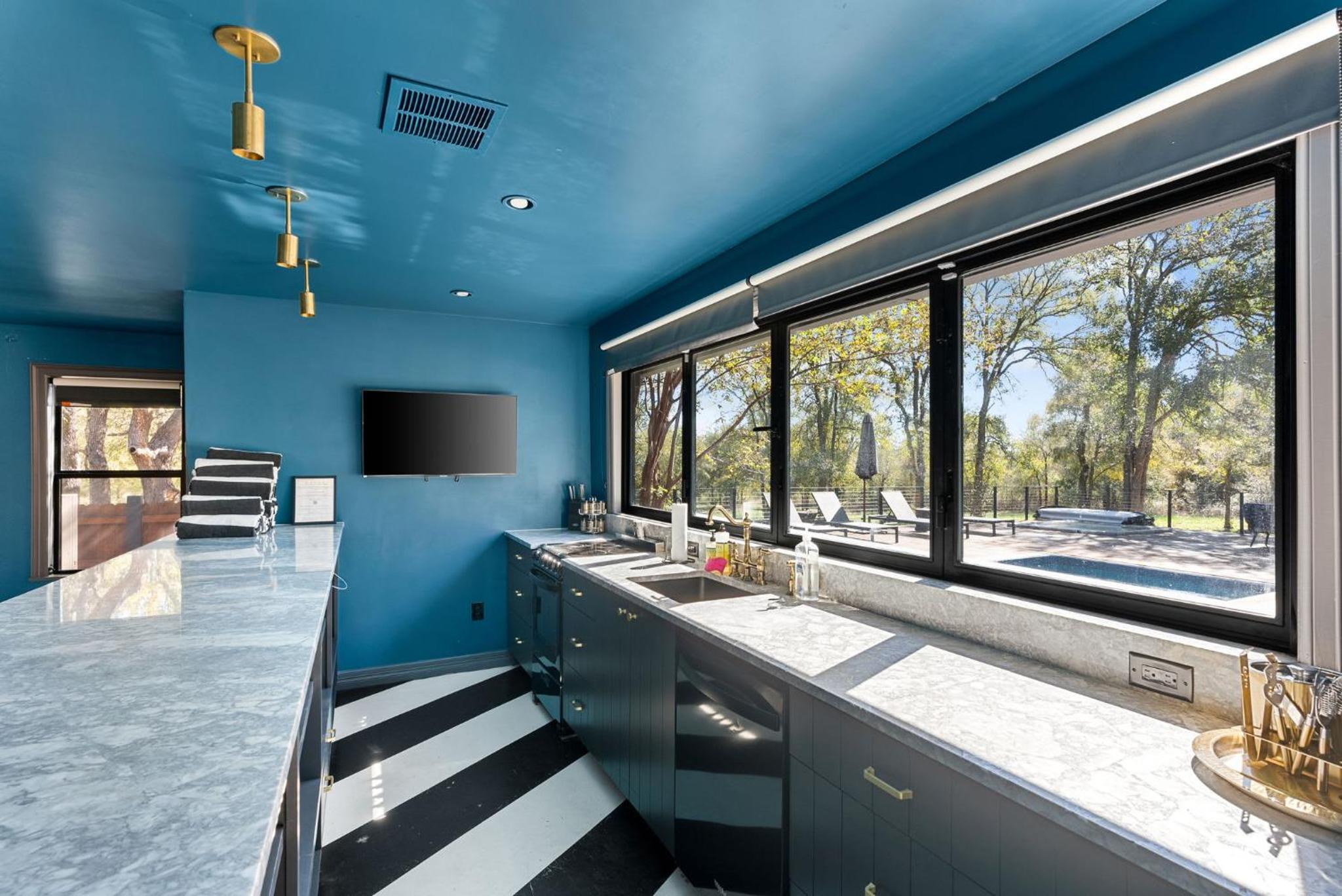 Hot Tub + Fire Pit + Pool + Game Room ~ Guesthouse