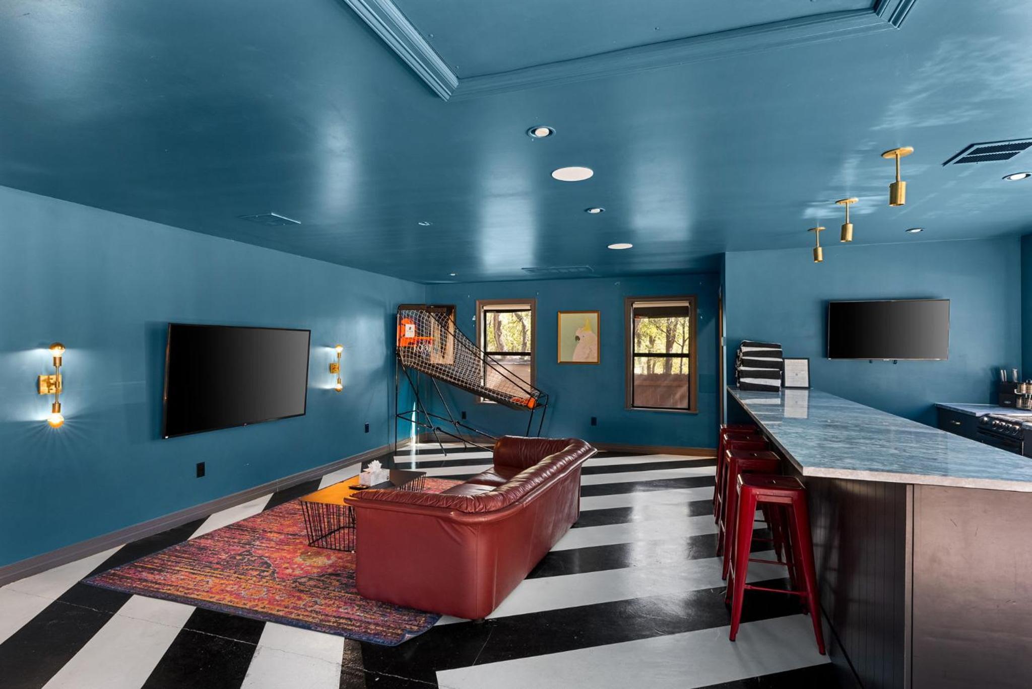Hot Tub + Fire Pit + Pool + Game Room ~ Guesthouse