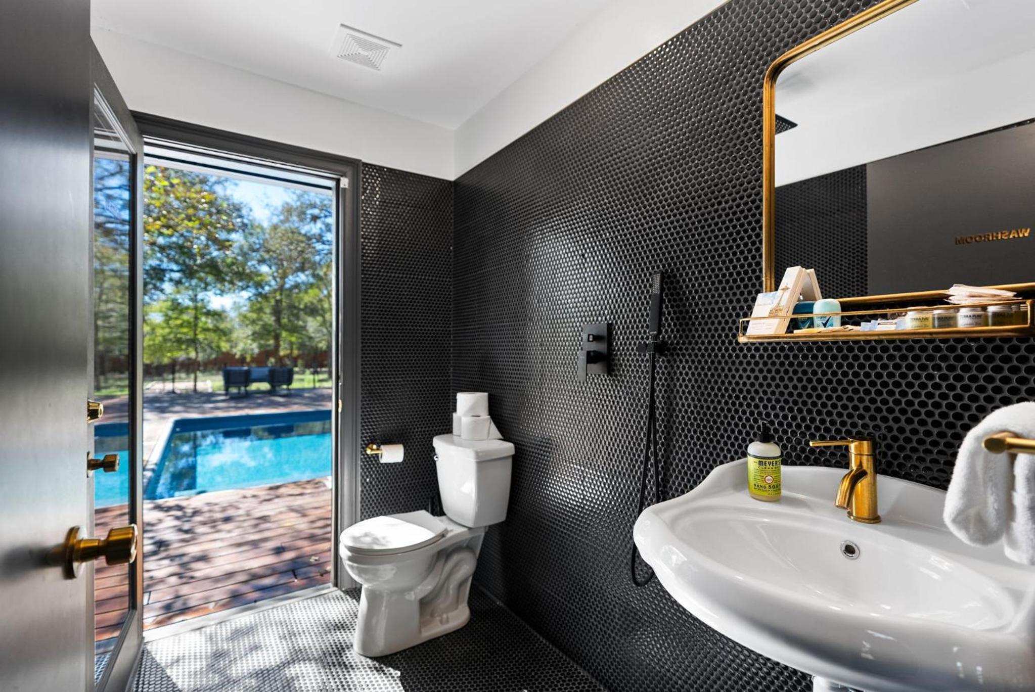Hot Tub + Fire Pit + Pool + Game Room ~ Guesthouse