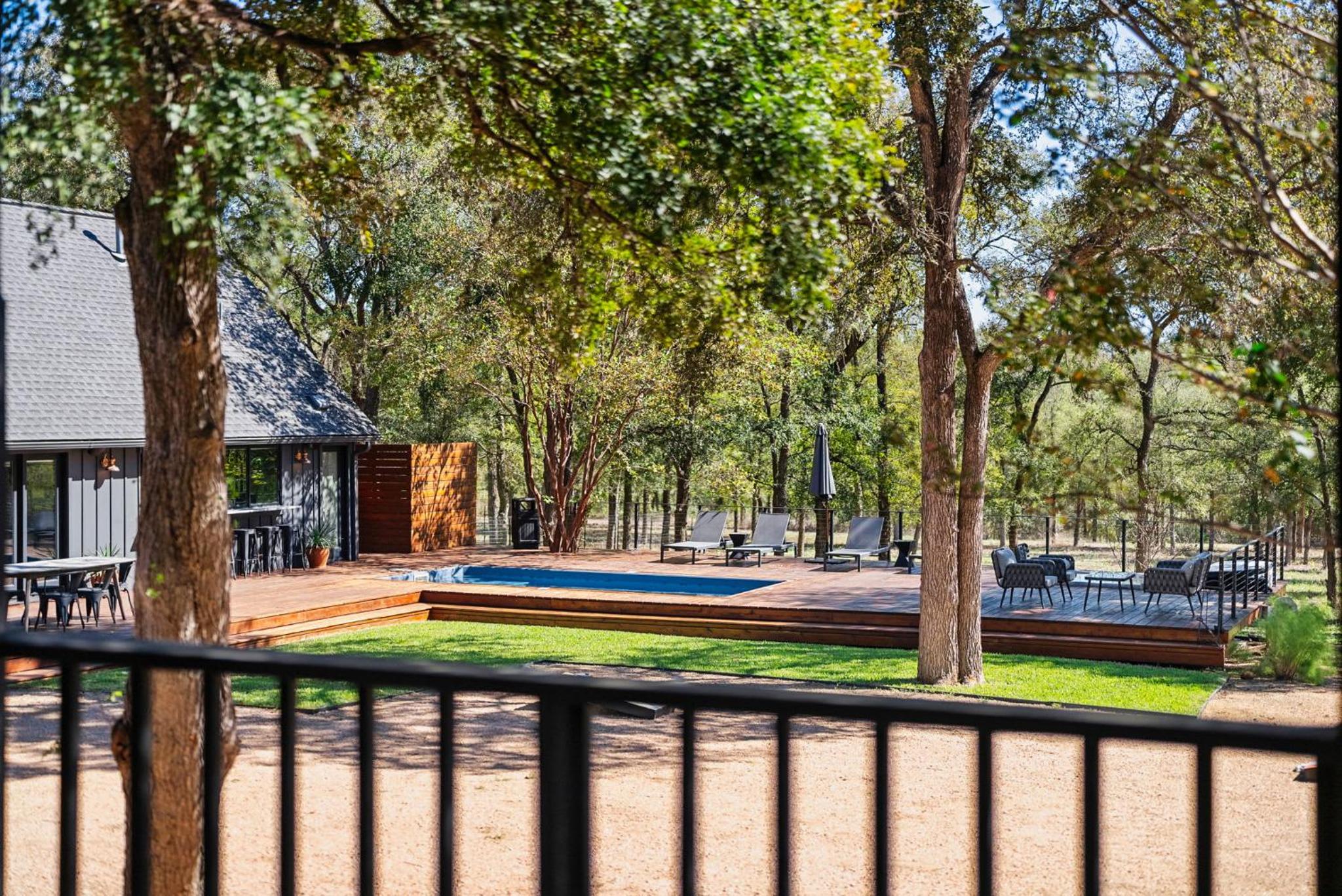 Hot Tub + Fire Pit + Pool + Game Room ~ Guesthouse