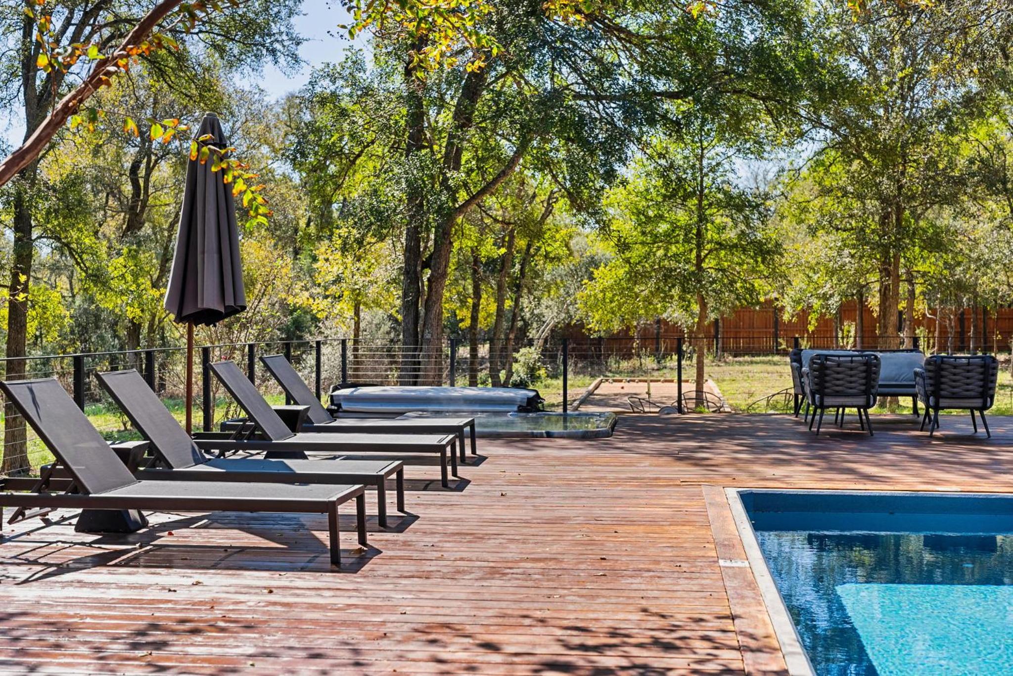 Hot Tub + Fire Pit + Pool + Game Room ~ Guesthouse
