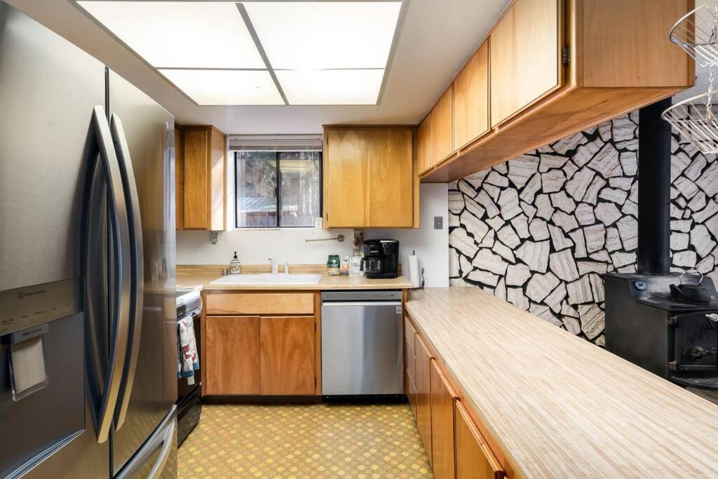 Escape to The Cabin, 1GB Fiber Ultrafast Wifi! view 3