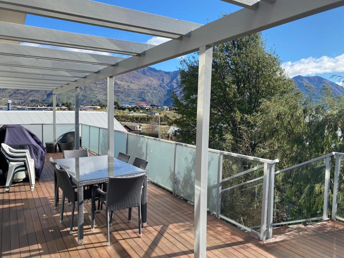 Stunning Bob Lee Place view 4