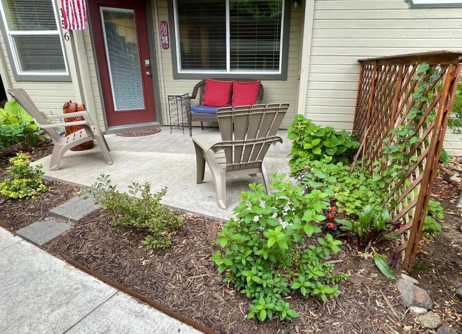 Hidden Gem in SE Boise with hot tub and wood burning fireplace