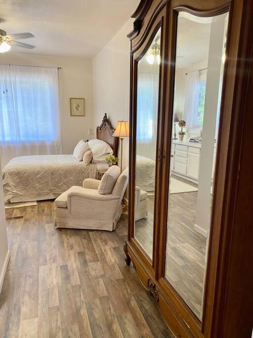The Shopkeeper's Cottage ~ CHIC! view 3