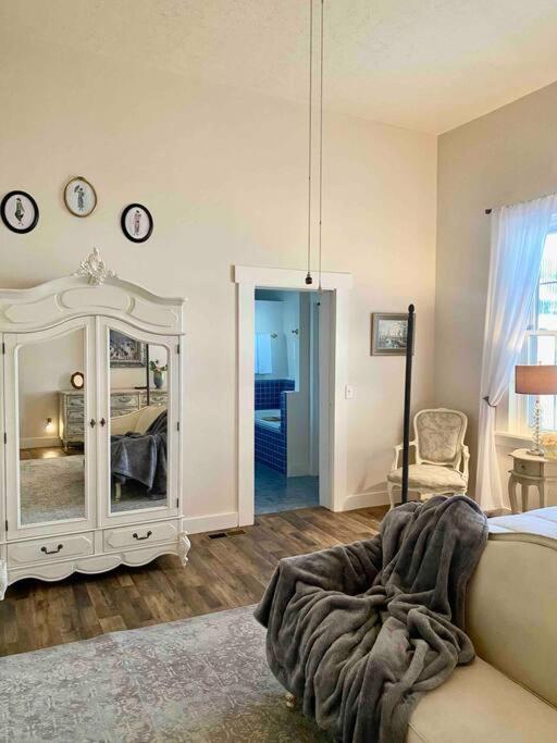 The Shopkeeper's Cottage ~ CHIC! view 4