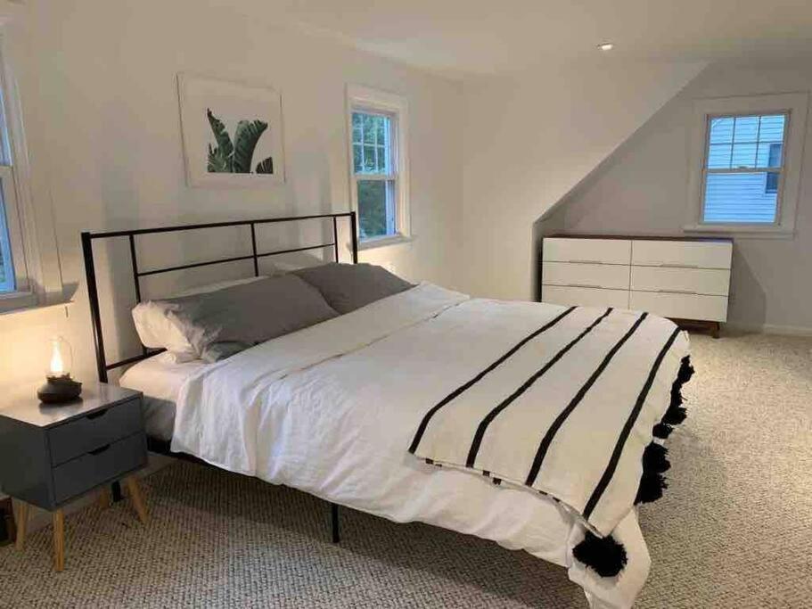 Stylish & Modern Hamptons Cape with Saltwater Pool-5 min to Beach view 4
