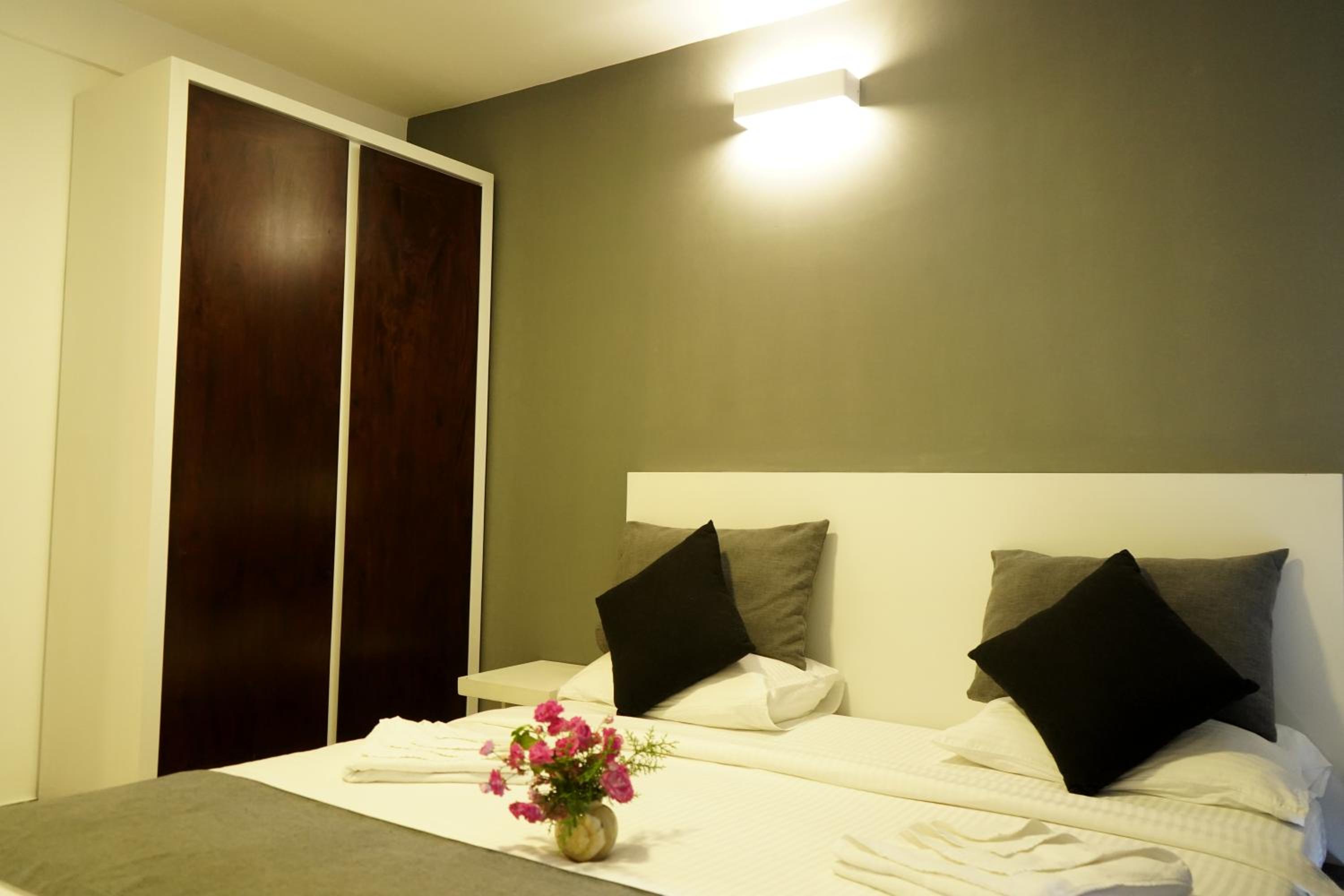 Lake View Luxury Apartment view 4