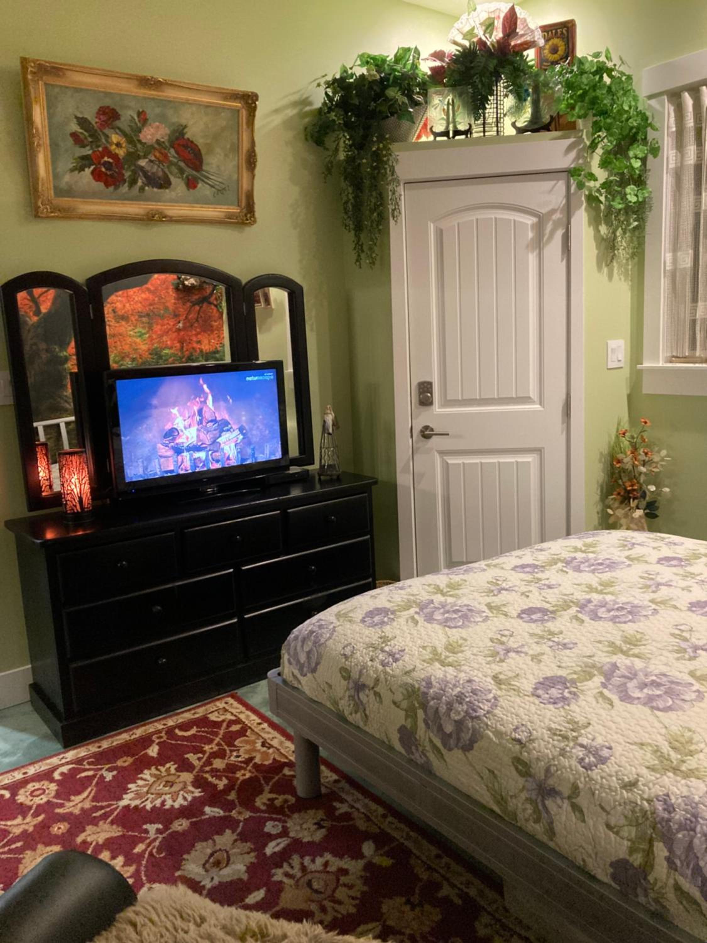 Private small suite with private bathroom and parking on property