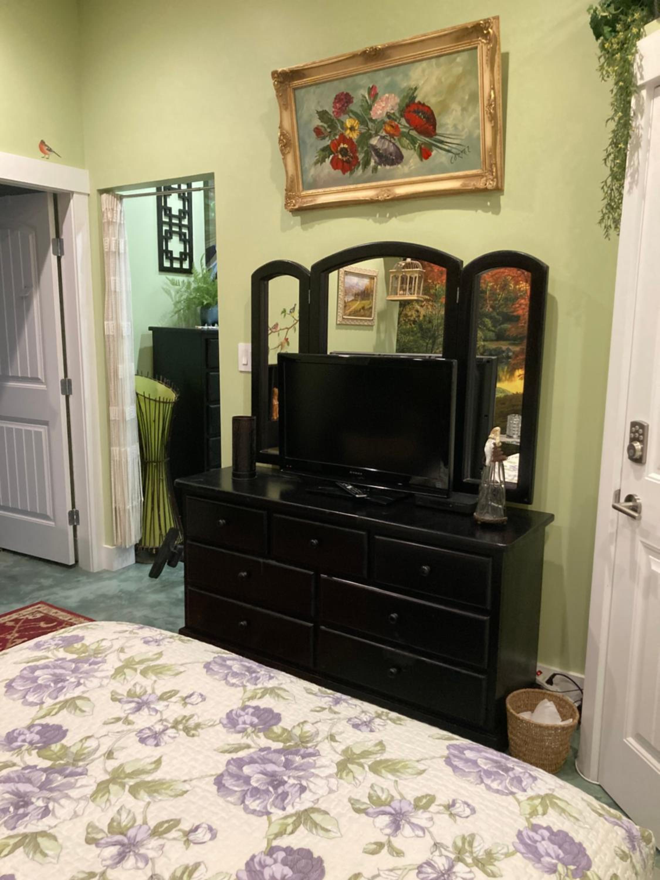 Private small suite with private bathroom and parking on property