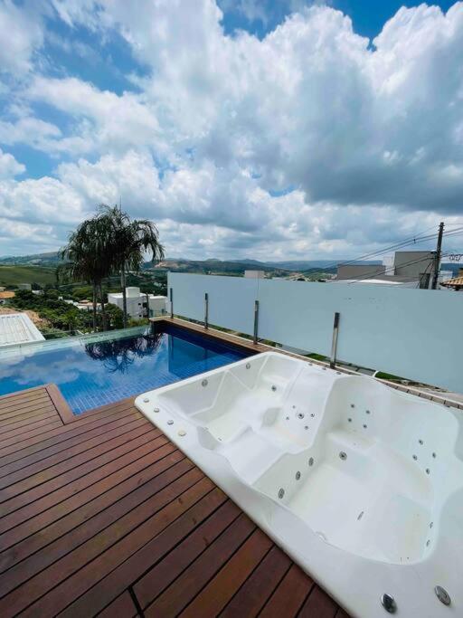Mansão Exclusiva em Escarpas do Lago
