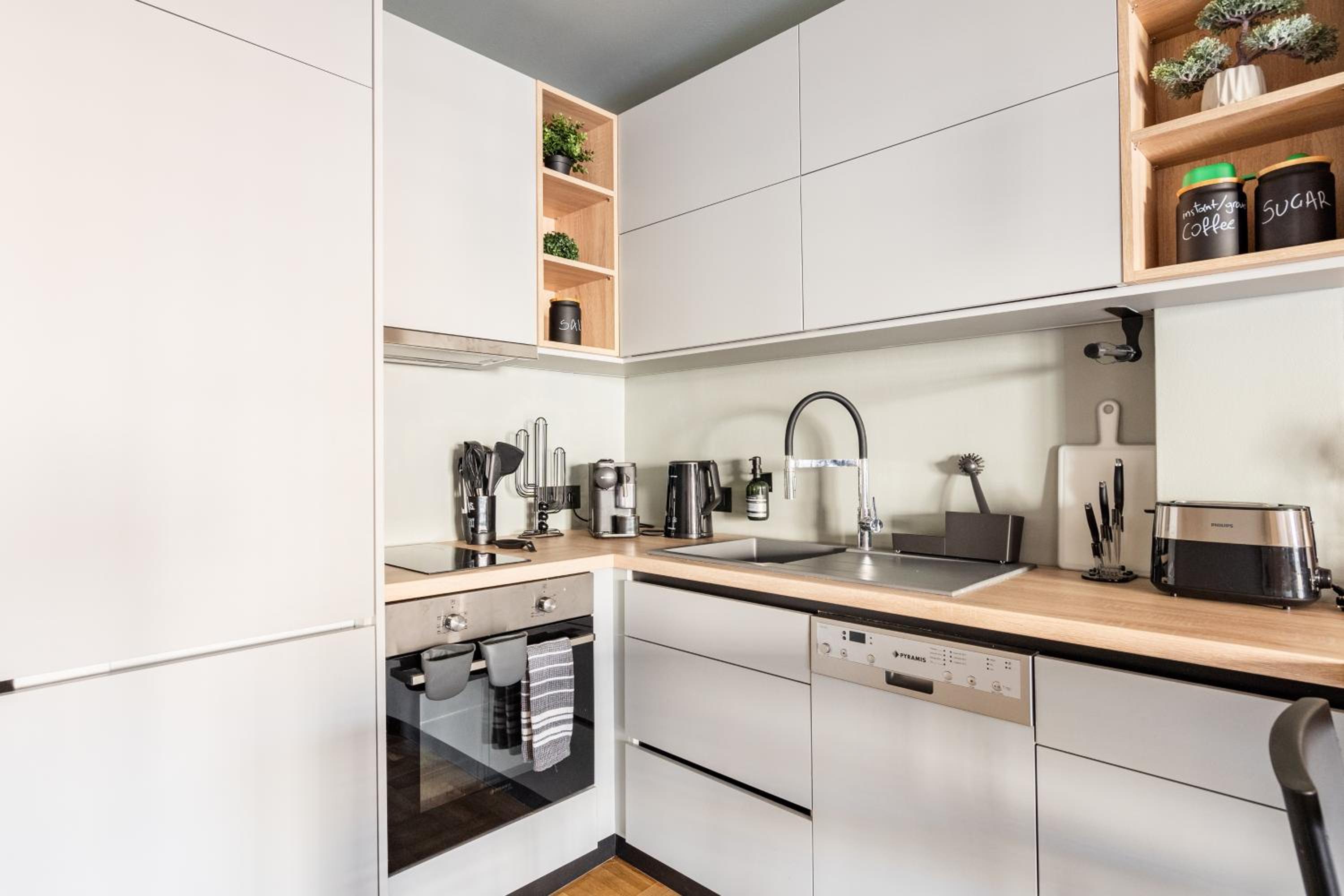 Athena Blue Lux Apartments 2BR 2BA with City Skyline View, near Kolonaki