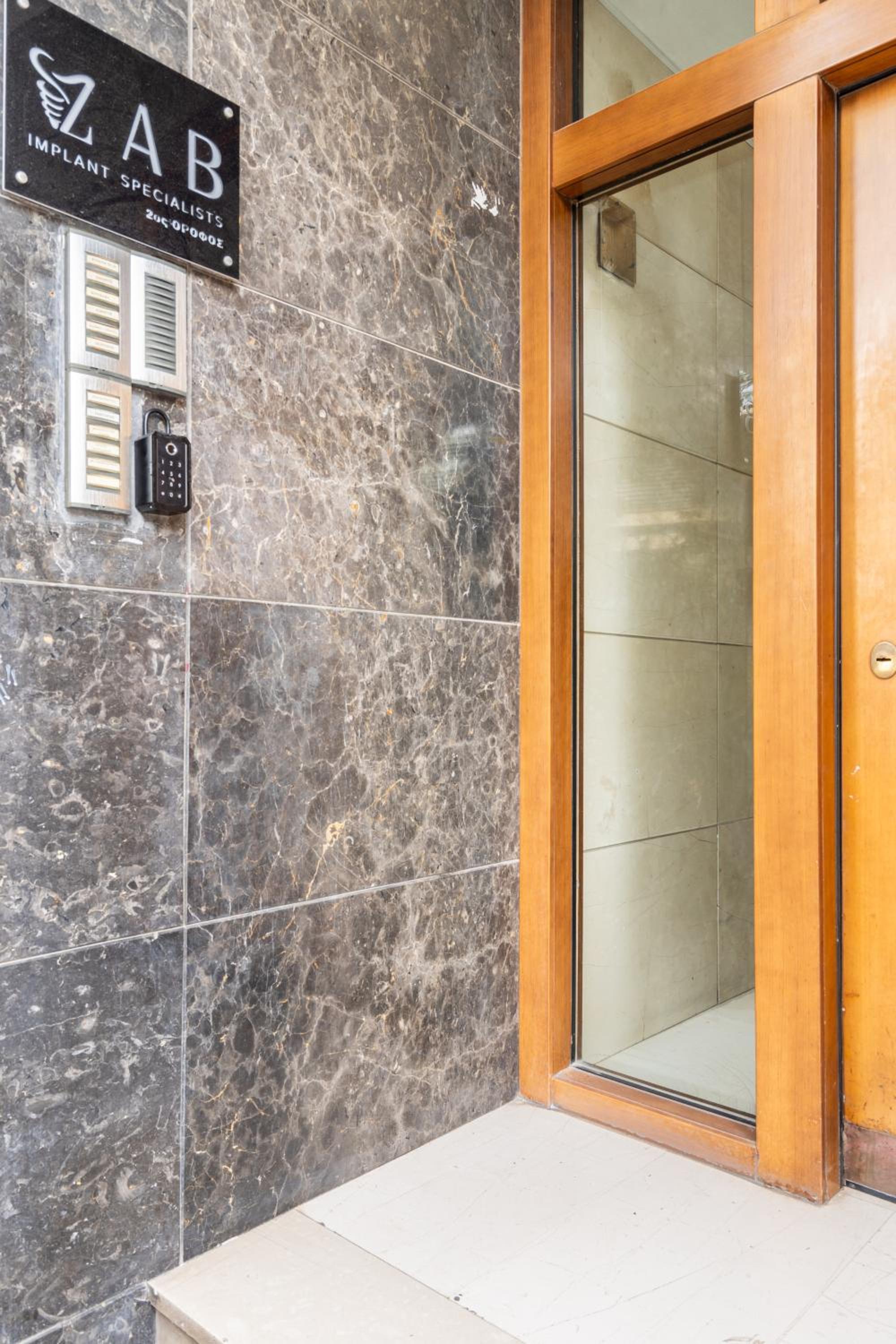 Athena Blue Lux Apartments 2BR 2BA with City Skyline View, near Kolonaki