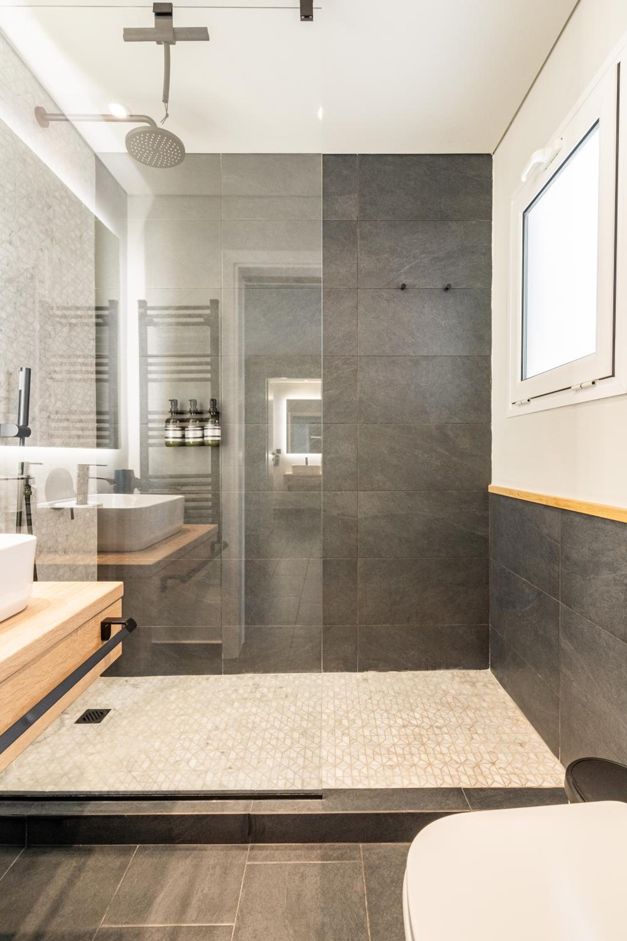 Athena Blue Lux Apartments 2BR 2BA with City Skyline View, near Kolonaki