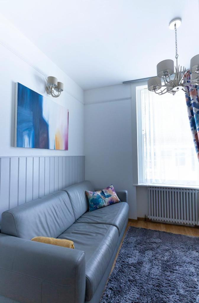 Ground floor apartment at Number 8: king bed, en-suite, lounge, kitchenette view 2