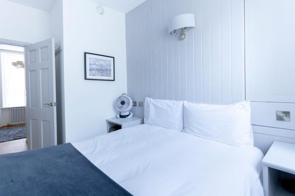 Ground floor apartment at Number 8: king bed, en-suite, lounge, kitchenette view 4