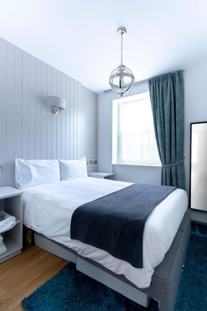 Ground floor apartment at Number 8: king bed, en-suite, lounge, kitchenette view 5