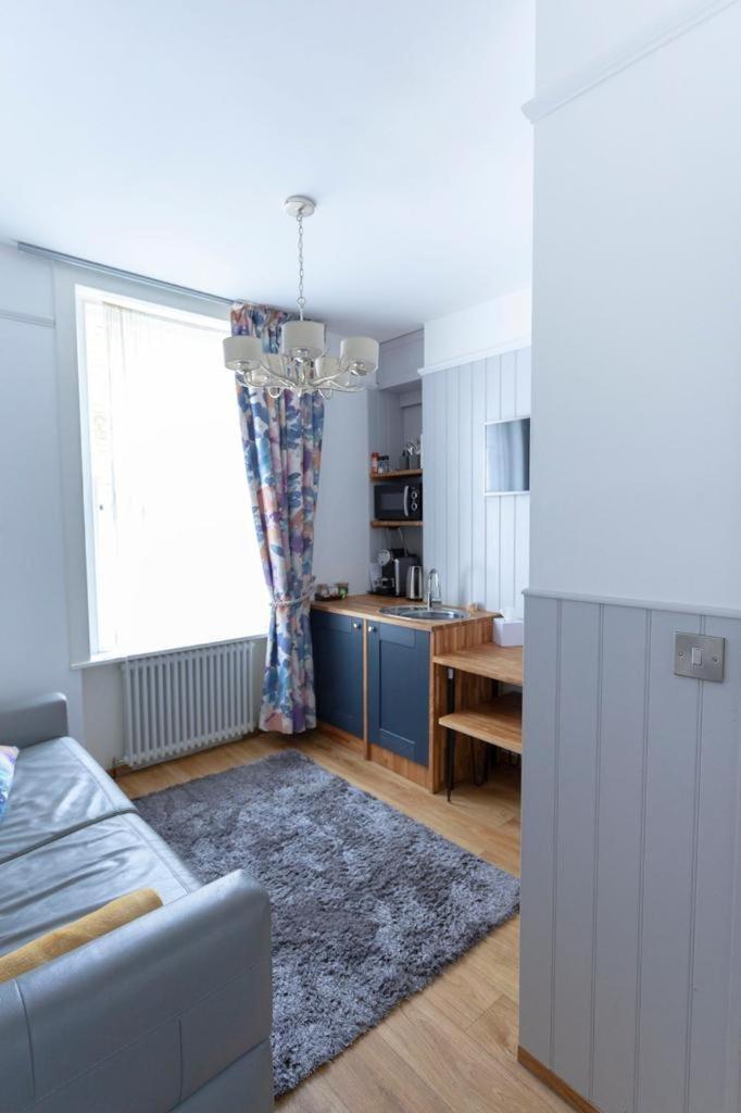 Ground floor apartment at Number 8: king bed, en-suite, lounge, kitchenette view 3