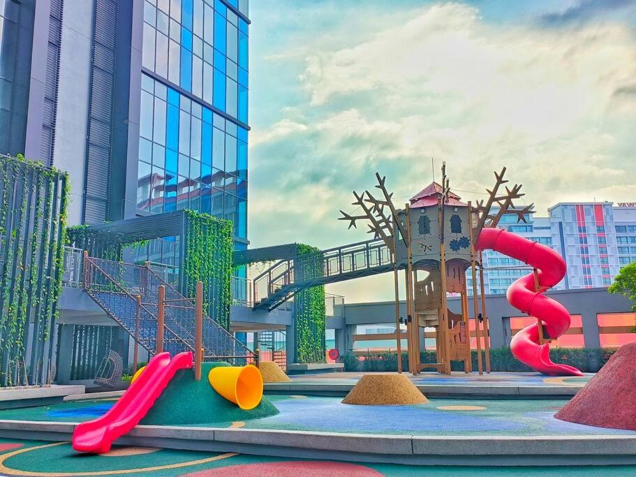 KL Sunway Velocity Two - Link Bridge to Velocity Mall & MRT - Spacious 3B-2R Apart for 6-8pax